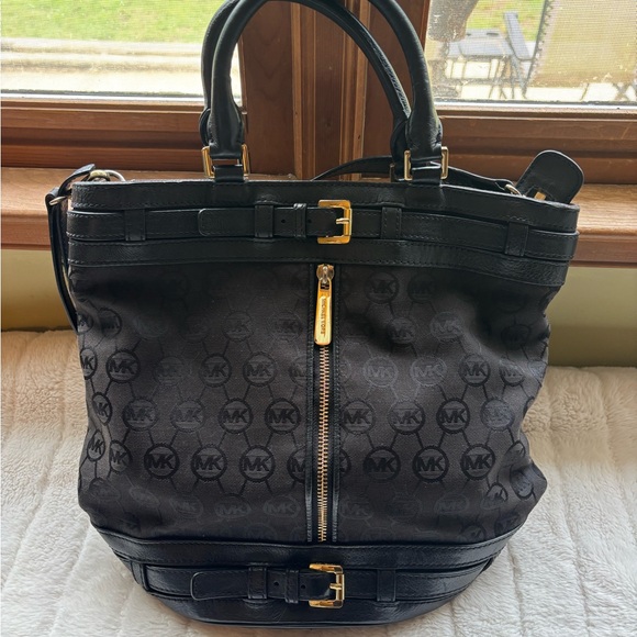 Michael Kors Handbags - Michael Kors Black and Gold Medium Kingsbury